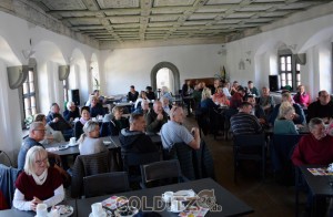 Kaffee und leckeren Kuchen, wieder gebacken von Olli Appelt, im Saal