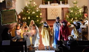 Die Weisen aus dem Morgenland und im Kirchenschiff erschienen Engel, die etwas Besonderes ankündigten