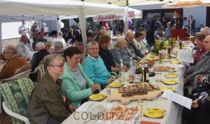 Die junge Generation hat die Tafeln festlich gedeckt (vorn links auch ein Geburtstagskind)