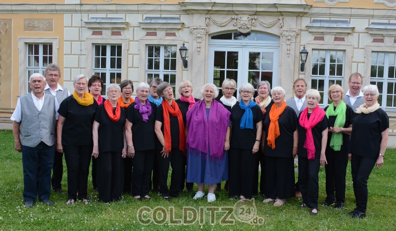 Der Mügelner Döllnitztalchor im Garten des barocken Jagdhauses
