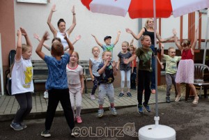 Die Kinder der KiTa "Waldwichtel" singen und rufen - macht alle mit; wer rastet der rostet