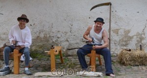 Vor dem Schnitt muss die Sense gedengelt werden