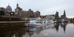 Dresden - die Schifffahrt auf der Elbe musste eingestellt werden
