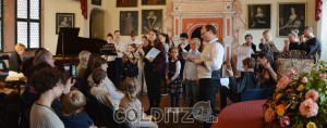 Gesang mit instrumentaler Begleitung, ergänzt mit einer lustigen Burggeschichte 